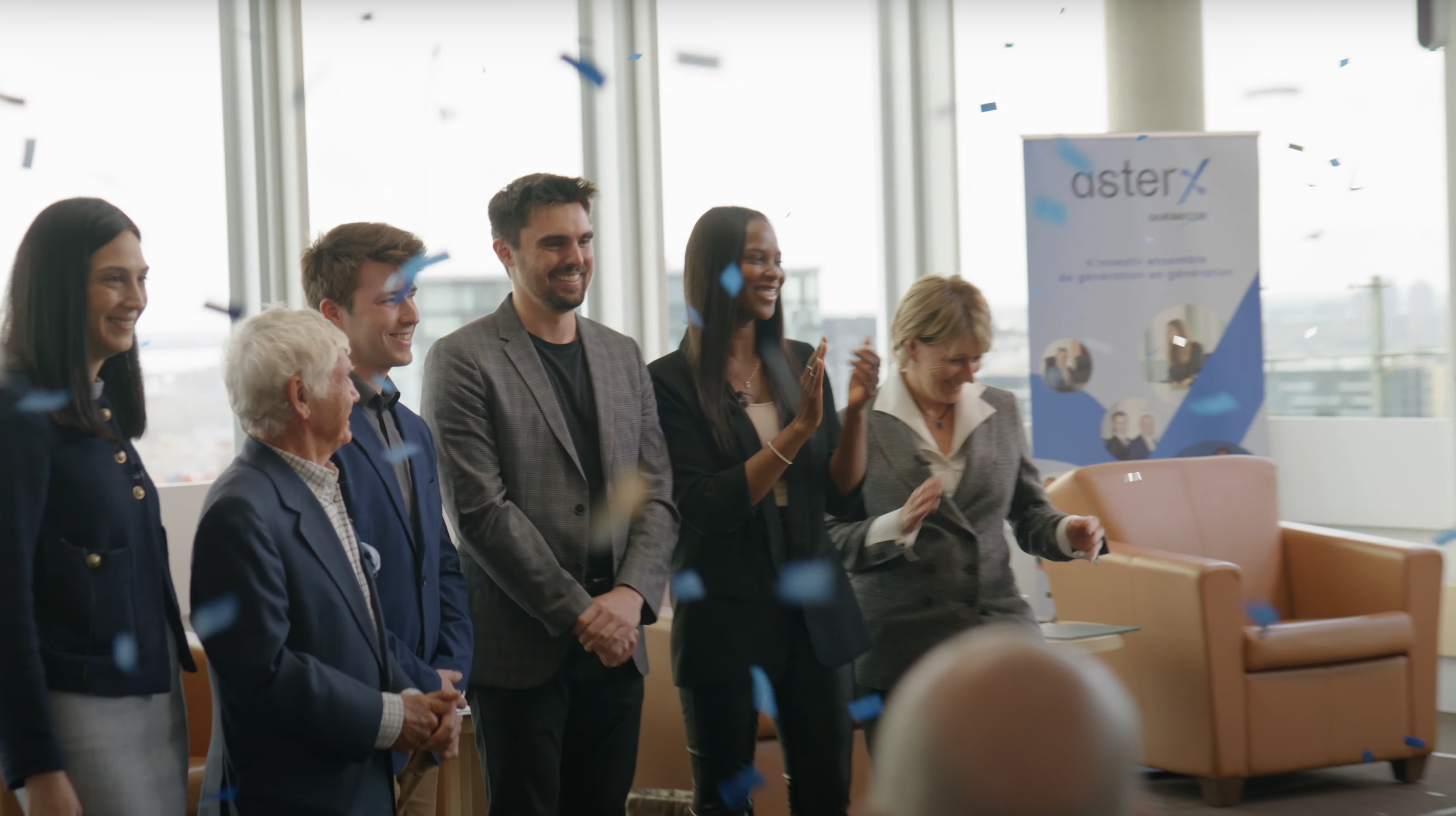Vue latérale d'un artisan à son bureau